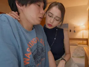 Bố phát hiện bạn của con gái đến ngủ nhờ thẩm du ở phòng khách