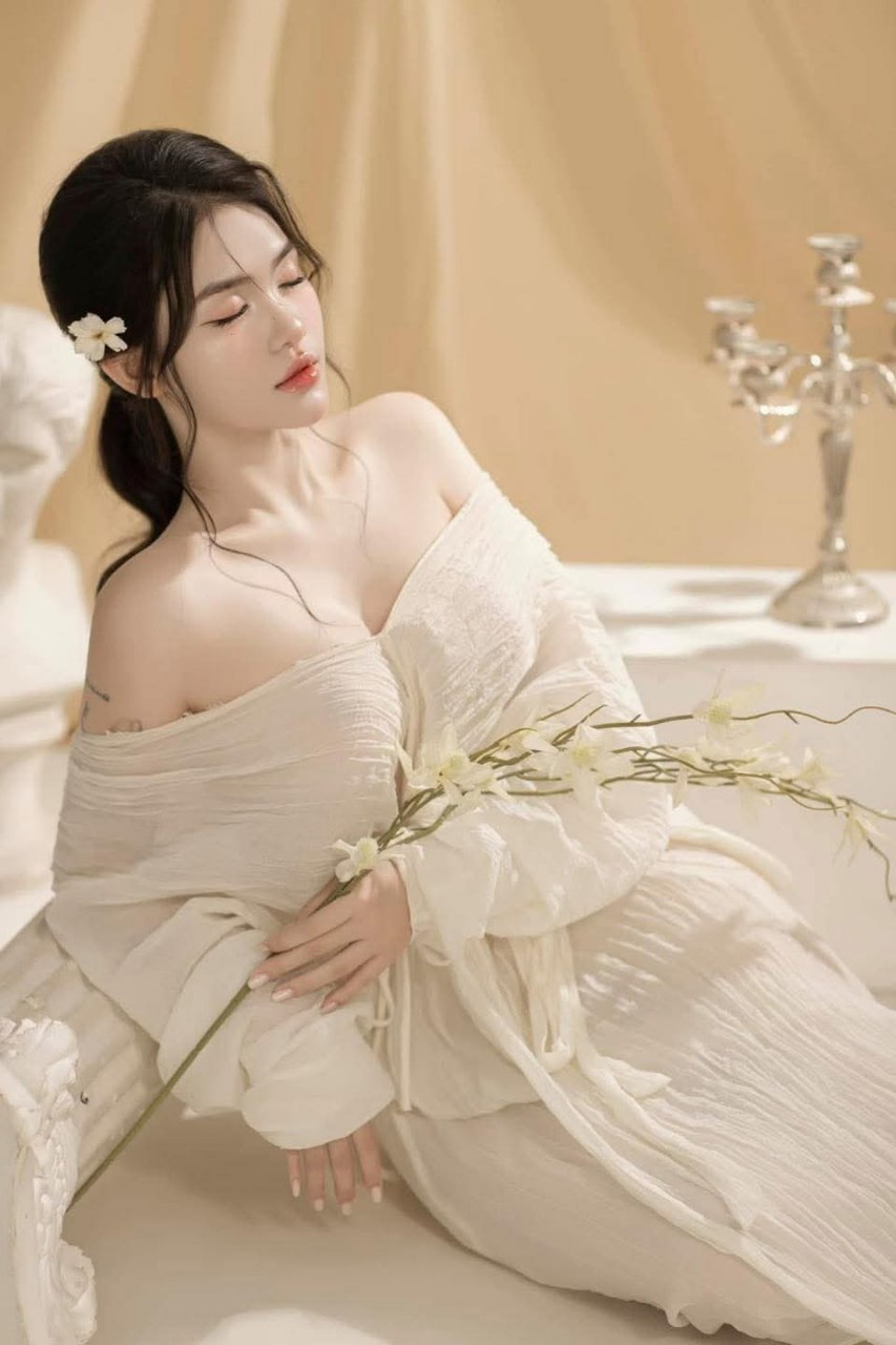 Sự kết hợp hoàn hảo giữa lụa màu da thịt và giày cao gót tạo nên vẻ đẹp cổ điển cho nữ thần