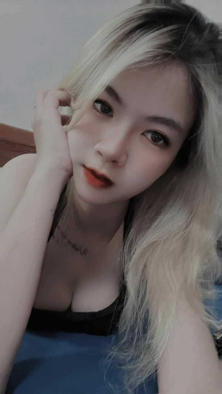 Cám dỗ của cấp trên nữ khi ngủ nhờ nhà cô ấy vì trễ chuyến tàu về nhà